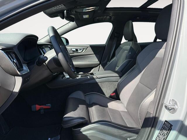 Volvo V60 2.0 T6 Plug-in hybrid AWD Plus Dark | Trekhaak | Sportstoelen | Panoramadak | Stoelverwarming |
