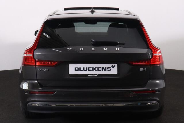 Volvo V60 B4 Plus Bright - Panorama/schuifdak - IntelliSafe Assist & Surround - Adaptieve LED koplampen - Parkeercamera achter - Verwarmde voorstoelen, stuur & achterbank - Parkeersensoren voor & achter - Extra getint glas - Elektr. inklapbare trekhaak - 18' LMV
