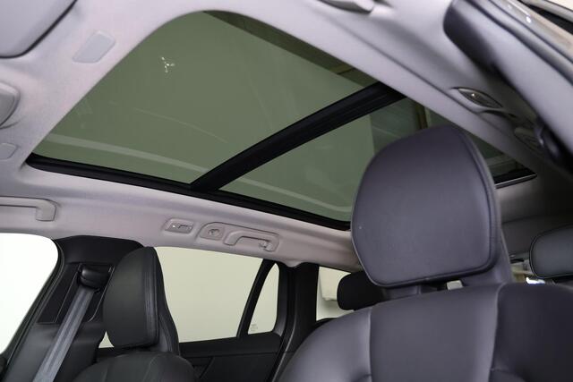 Volvo V60 B4 Plus Bright - Panorama/schuifdak - IntelliSafe Assist & Surround - Adaptieve LED koplampen - Parkeercamera achter - Verwarmde voorstoelen, stuur & achterbank - Parkeersensoren voor & achter - Extra getint glas - Elektr. inklapbare trekhaak - 18' LMV