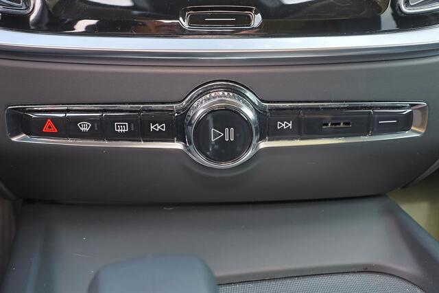 Volvo V60 B4 Plus Bright - Panorama/schuifdak - IntelliSafe Assist & Surround - Adaptieve LED koplampen - Parkeercamera achter - Verwarmde voorstoelen, stuur & achterbank - Parkeersensoren voor & achter - Extra getint glas - Elektr. inklapbare trekhaak - 18' LMV