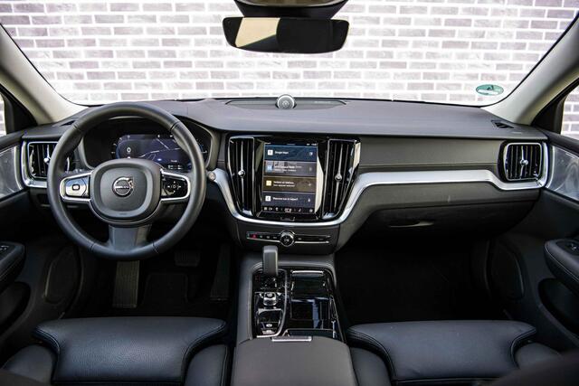 Volvo V60 2.0 T6 Plug-in hybrid AWD Ultra Dark | Long Range | Bowers & Wilkins | Trekhaak | 360 Camera | Gelamineerd Glas | Dode Hoek Detectie |