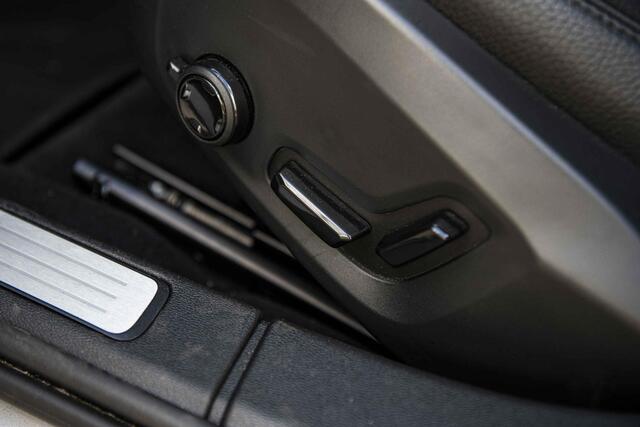 Volvo V60 2.0 T6 Plug-in hybrid AWD Ultra Dark | Long Range | Bowers & Wilkins | Trekhaak | 360 Camera | Gelamineerd Glas | Dode Hoek Detectie |