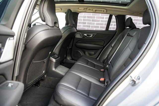 Volvo V60 2.0 T6 Plug-in hybrid AWD Ultra Dark | Long Range | Bowers & Wilkins | Trekhaak | 360 Camera | Gelamineerd Glas | Dode Hoek Detectie |