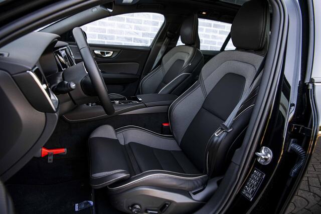 Volvo V60 2.0 T6 Plug-in hybrid AWD Plus Dark | Trekhaak | Adaptive Cruise Control | Panoramadak | 360 Camera | Harman/Kardon | Stuurverwarming | Stoelverwarming voor & achter | Power Seats | Sportstoelen |