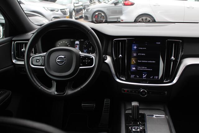 Volvo V60 2.0 B3 R-Design / Trekhaak / Camera / Leder / 19'' / Navigatie / Dodehoek / DAB / Stuur+Stoelverwarming / ACC