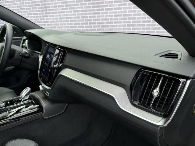 Volvo V60 2.0 T6 Plug-in hybrid AWD Plus Dark | Nieuw binnen | 360° Camera | Stoel en stuurverwarming | Trekhaak | Adaptieve cruise control | Harman/Kardon audio | BLIS dodehoekdetectie |