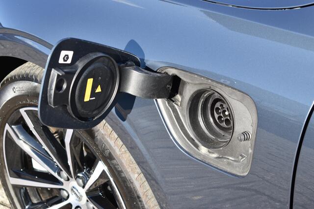 Volvo V60 T6 350PK Plug-in hybrid AWD Plus Dark H&K | Trekhaak | 360 Camera | ACC | Stoel-Stuur verwarming