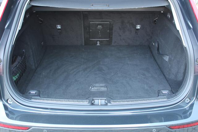 Volvo V60 2.0-250pk T5 Momentum AUTOMAAT ! Fijne comfortabele, luxe en degelijke wagen ! Autm. airco dual, elektr. panodak, elektr. achterklep, LM wielen, metallic lak, navigatie, telefoonvoorb., lederen interieur, parkeersensoren v+a, LED verlichting etc.