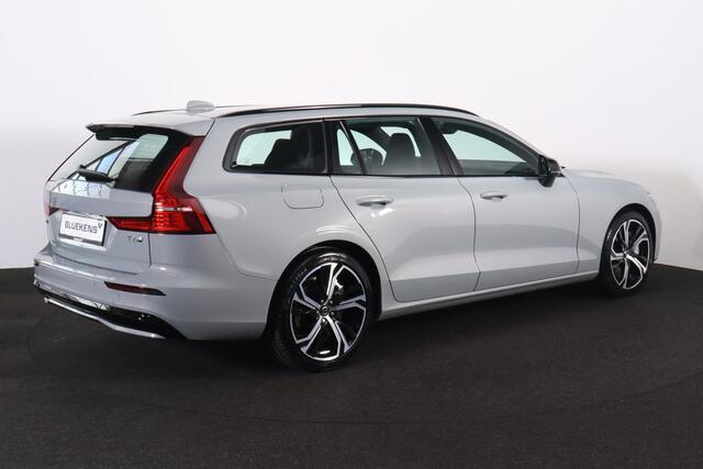 Volvo V60 T6 Plug-in hybrid AWD Plus Dark - IntelliSafe Assist & Surround - Parkeercamera achter - Verwarmde voorstoelen, stuur & achterbank - Parkeersensoren voor & achter - Elektr. bedienb. voorstoelen met geheugen - 19' LMV