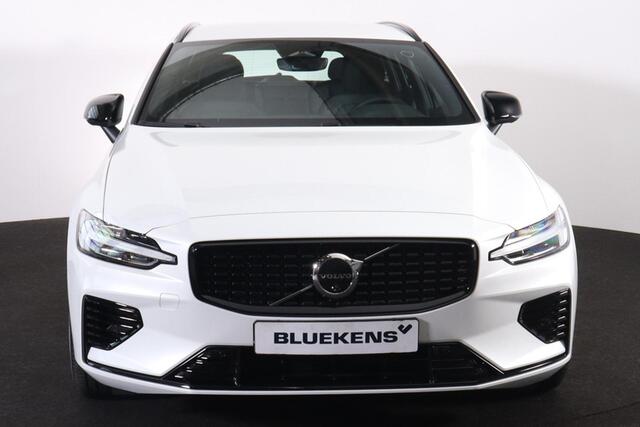 Volvo V60 T6 Recharge AWD Plus Dark - IntelliSafe Assist & Surround - 360º Camera - Harman/Kardon audio - Verwarmde voorstoelen, stuur & achterbank - Parkeersensoren voor & achter - Elektr. bedienb. voorstoelen met geheugen - Elektr. inklapbare trekhaak - 18' LMV