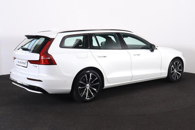 Volvo V60 T6 Recharge AWD Plus Dark - IntelliSafe Assist & Surround - 360º Camera - Harman/Kardon audio - Verwarmde voorstoelen, stuur & achterbank - Parkeersensoren voor & achter - Elektr. bedienb. voorstoelen met geheugen - Elektr. inklapbare trekhaak - 18' LMV