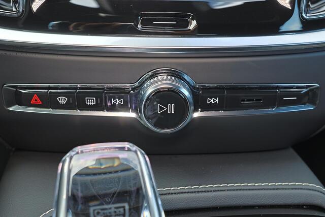 Volvo V60 T6 Recharge AWD Plus Dark - IntelliSafe Assist & Surround - 360º Camera - Harman/Kardon audio - Verwarmde voorstoelen, stuur & achterbank - Parkeersensoren voor & achter - Elektr. bedienb. voorstoelen met geheugen - Elektr. inklapbare trekhaak - 18' LMV