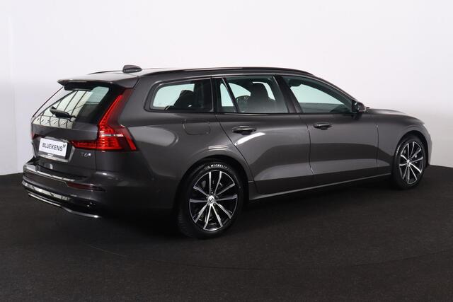 Volvo V60 T6 Recharge AWD Plus Dark - IntelliSafe Assist & Surround - 360º Camera - Harman/Kardon audio - Verwarmde voorstoelen, stuur & achterbank - Parkeersensoren voor & achter - Elektr. bedienb. voorstoelen met geheugen - Elektr. inklapbare trekhaak - 18' LMV