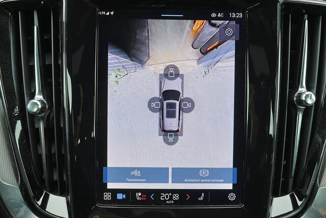 Volvo V60 T6 Recharge AWD Plus Dark - IntelliSafe Assist & Surround - 360º Camera - Harman/Kardon audio - Verwarmde voorstoelen, stuur & achterbank - Parkeersensoren voor & achter - Elektr. bedienb. voorstoelen met geheugen - Elektr. inklapbare trekhaak - 18' LMV