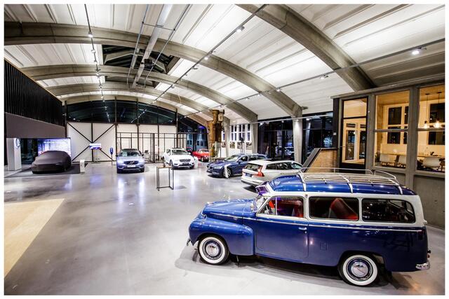 Volvo V60 T6 Plug-in hybrid AWD Plus Dark | Adaptive Cruise Control | 360° Parkeercamera | BLIS | Stoelverwarming | Stuurwielverwarming | Wegklapbare trekhaak | Harman Kardon Premium Audio | Google infotainment