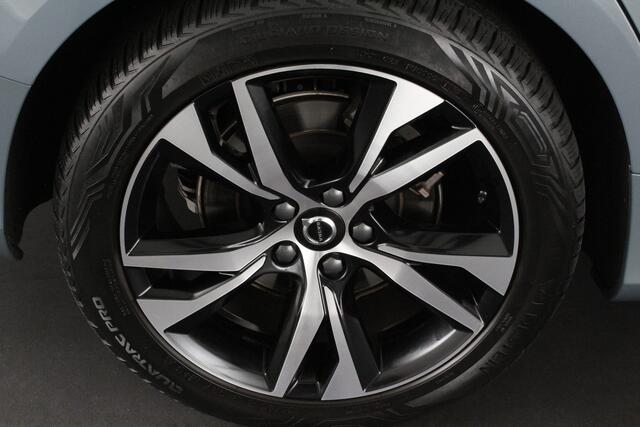 Volvo V60 2.0 B3 Plus Dark 163pk Standkachel/Pano.schuif/Trekhaak/360 camera/Harman Kardon