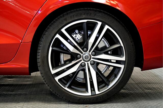 Volvo V60 2.0 T8 AWD Long Range 335kW/455pk Aut8 Plug-in hybrid Plus Dark PANORAMADAK + PILOT ASSIST + EL.TREKHAAK + STOEL-&STUURVERWARMING + MATRIX LED + ADAPT.CRUISE + KEYLESS + SPORTSTOELEN + CAMERA + PARKSENSOREN V&A + 19" LM-VELGEN!!