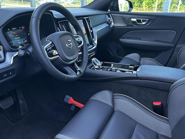 Volvo V60 2.0 T6 Plug-in hybrid AWD Plus Dark Panorama dak, Harman-Kardon premium Audio, Verwarmde stoelen V+A, Verwarmd stuurwiel, Trekhaak Semi Elektrisch, Parkeer Camera 360Gr.