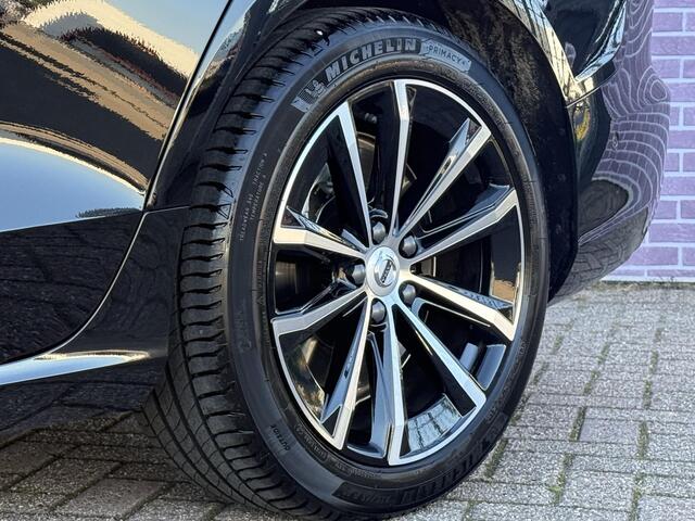 Volvo V60 2.0 T6 Plug-in hybrid AWD Plus Dark | 360° Camera | Stoel en stuurverwarming | Trekhaak | Adaptieve cruise control | Harman/Kardon audio | BLIS dodehoekdetectie |