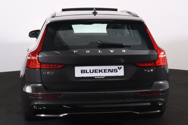 Volvo V60 T6 Recharge AWD Plus Dark - Panorama/schuifdak - IntelliSafe Assist & Surround - 360º Camera - Harman/Kardon audio - Verwarmde voorstoelen, stuur & achterbank - Parkeersensoren voor & achter - Elektr. bedienb. voorstoelen met geheugen - Elektr. inklapbare