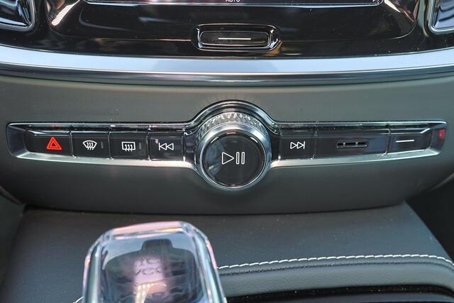 Volvo V60 T6 Recharge AWD Plus Dark - Panorama/schuifdak - IntelliSafe Assist & Surround - 360º Camera - Harman/Kardon audio - Verwarmde voorstoelen, stuur & achterbank - Parkeersensoren voor & achter - Elektr. bedienb. voorstoelen met geheugen - Elektr. inklapbare