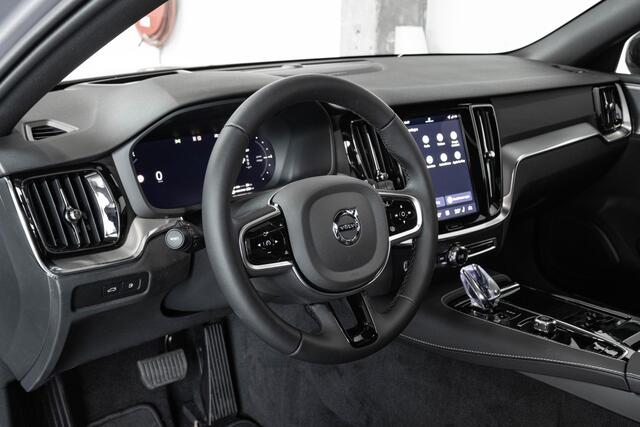 Volvo V60 T6 Plug-in hybrid AWD Plus Dark Panorama Schuif/Kanteldak | 360° Parkeercamera | Head-Up Display | Stoelverwarming | Google Infotainment | Parkeersensoren voor + achter | 19" 5-Spaaks Black / Diamond Cut velgen | Longe Range |