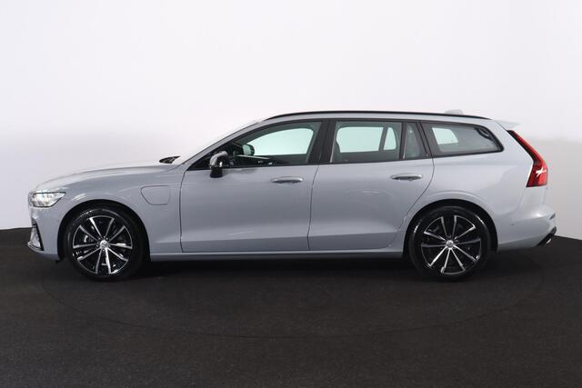 Volvo V60 T6 Recharge AWD Plus Dark - IntelliSafe Assist & Surround - 360º Camera - Harman/Kardon audio - Verwarmde voorstoelen, stuur & achterbank - Parkeersensoren voor & achter - Elektr. bedienb. voorstoelen met geheugen - Elektr. inklapbare trekhaak - 18' LMV