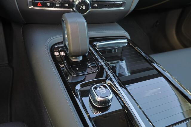 Volvo V60 T6 Recharge AWD Plus Dark - LONG RANGE - IntelliSafe Assist & Surround - 360º Camera - Harman/Kardon audio - Adaptieve LED koplampen - Verwarmde voorstoelen, stuur & achterbank - Parkeersensoren voor & achter - Elektr. bedienb. voorstoelen met geheugen -