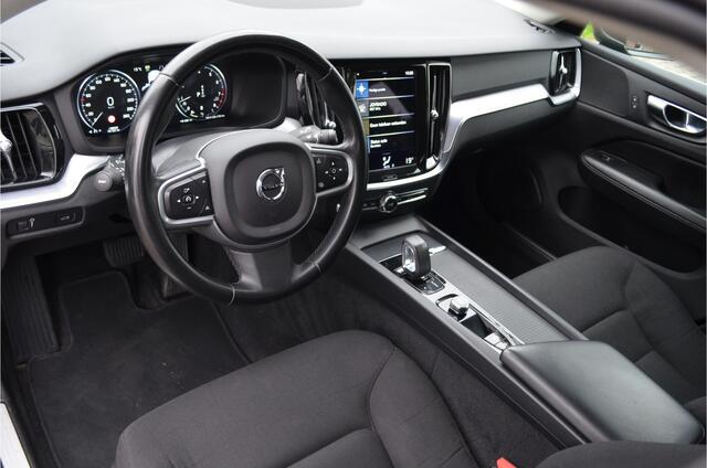 Volvo V60 2.0 B3 Momentum Business Elektr trekhaak + achterklep | Keyless | Lane assist | Virtual cockpit