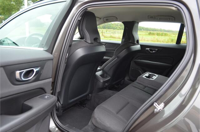 Volvo V60 2.0 B3 Momentum Business Elektr trekhaak + achterklep | Keyless | Lane assist | Virtual cockpit