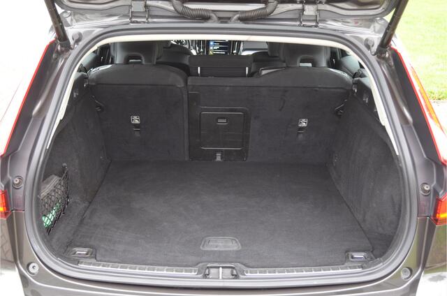 Volvo V60 2.0 B3 Momentum Business Elektr trekhaak + achterklep | Keyless | Lane assist | Virtual cockpit