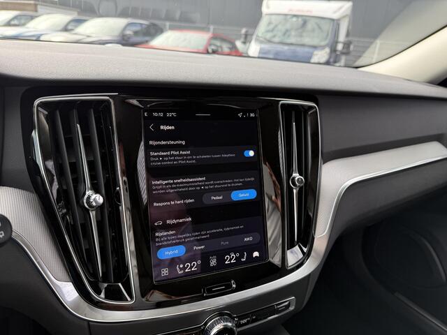 Volvo V60 2.0 T6 Plug-in hybrid AWD Essential | MJ 2026 | Leder | Blis | Adaptieve Cruise controle | 19" | Stuur + Stoelverwarming | Black Pack | Google | Camera | Getint glas |