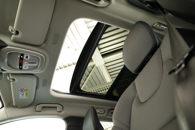 Volvo V60 2.0 T8 Plug-in hybrid AWD Plus Dark / Opendak / LED / H&K / Pilot assist / Leder