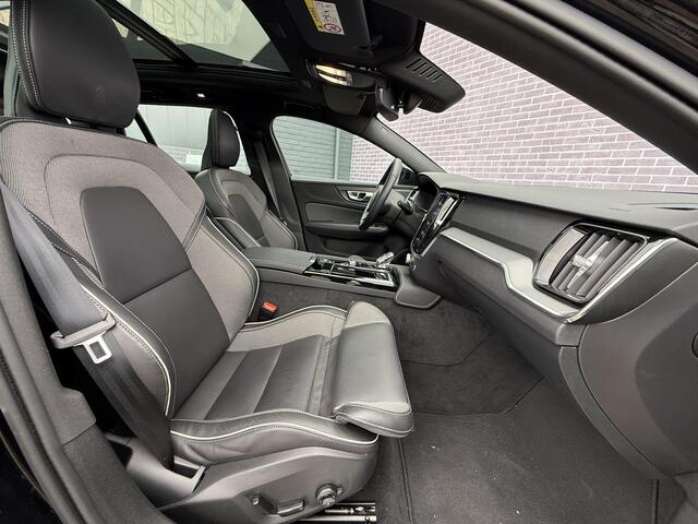 Volvo V60 2.0 T6 Plug-in hybrid AWD Plus Dark | Nieuw Binnen | Trekhaak | Adaptive Cruise Control | Panoramadak | 360 Camera | Harman/Kardon | Stuurverwarming | Stoelverwarming voor & achter | Power Seats | Sportstoelen |