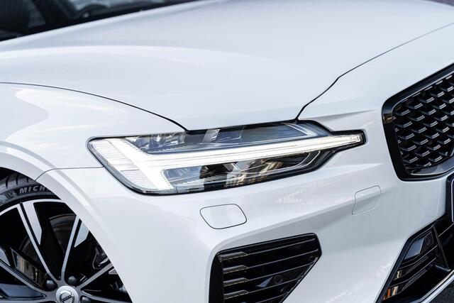 Volvo V60 T6 Recharge AWD Ultra Dark | Styling Kit | Sport Pack | Sportstoelen | Head-Up Display | Schuif-/Kanteldak | Getint Glas | Dodehoekdetectie | Harman Kardon Audio | Stuur-/Stoelverwarming Voor + Achter | Elek. Achterklep | 20" LM | | Google | Longe Range