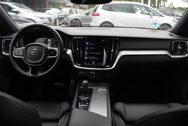 Volvo V60 2.0 B4 R-Design / Trekhaak / Panoramadak / 360Camera / Head-up / Luxe Leder / 19'' / Harman Kardon / Keyless / CarPlay / Stuur+Stoelverwarming / DAB / ACC