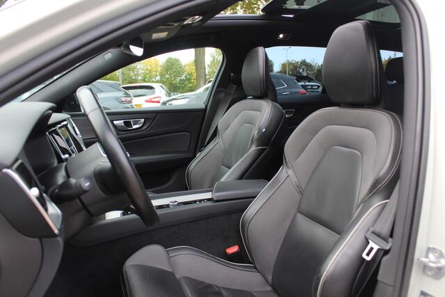 Volvo V60 2.0 B4 R-Design / Trekhaak / Panoramadak / 360Camera / Head-up / Luxe Leder / 19'' / Harman Kardon / Keyless / CarPlay / Stuur+Stoelverwarming / DAB / ACC