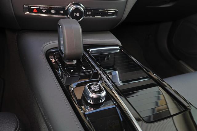 Volvo V60 T6 Recharge AWD Plus Dark - LONG RANGE - IntelliSafe Assist & Surround - 360º Camera - Harman/Kardon audio - Adaptieve LED koplampen - Verwarmde voorstoelen, stuur & achterbank - Parkeersensoren voor & achter - Elektr. bedienb. voorstoelen met geheugen -