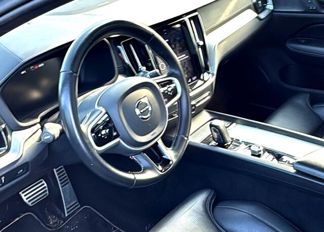 Volvo V60 2.0 B4 155kW/211pk Aut8 R-Design PANORAMADAK + HARMAN/KARDON + BLIS + STOELMASSAGE + ADAPT.CRUISE + STYLING PACK + PILOT ASSIST + HEAD-UP + STOELVERWARMING&-KOELING + STUURVERWARMING + 360 CAMERA + PARKSENSOREN + 19" LM-VELGEN!!