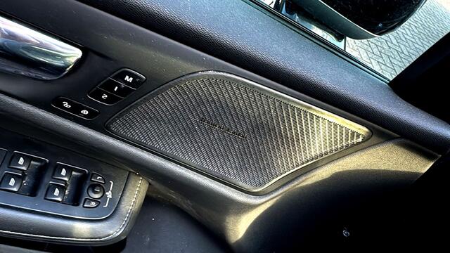 Volvo V60 2.0 B4 155kW/211pk Aut8 R-Design PANORAMADAK + HARMAN/KARDON + BLIS + STOELMASSAGE + ADAPT.CRUISE + STYLING PACK + PILOT ASSIST + HEAD-UP + STOELVERWARMING&-KOELING + STUURVERWARMING + 360 CAMERA + PARKSENSOREN + 19" LM-VELGEN!!