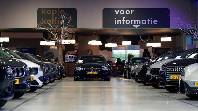 Volvo V60 2.0 B4 155kW/211pk Aut8 R-Design PANORAMADAK + HARMAN/KARDON + BLIS + STOELMASSAGE + ADAPT.CRUISE + STYLING PACK + PILOT ASSIST + HEAD-UP + STOELVERWARMING&-KOELING + STUURVERWARMING + 360 CAMERA + PARKSENSOREN + 19" LM-VELGEN!!