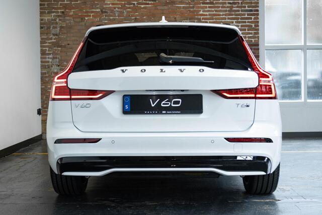Volvo V60 T6 Plug-in hybrid AWD Plus Dark | Direct Beschikbaar | Head-Up Display | Schuif/Kantel Panoramadak | Harman Kardon Premium Audio | Nappa Lederen Contourstoelen | 360º Camera |