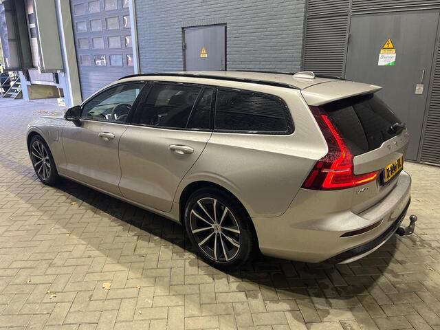 Volvo V60 T6 Plug-in hybrid Plus Dark | ACC | Trekhaak | BLIS | Camera | Keyless | Vol-Leder