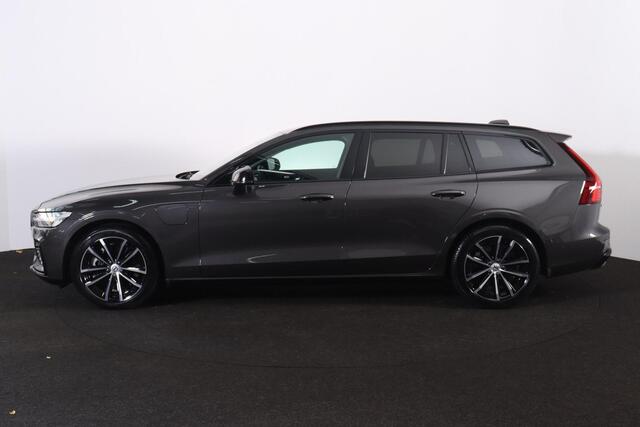 Volvo V60 T6 Recharge AWD Plus Dark - IntelliSafe Assist & Surround - 360º Camera - Harman/Kardon audio - Adaptieve LED koplampen - Verwarmde voorstoelen, stuur & achterbank - Parkeersensoren voor & achter - Elektr. bedienb. voorstoelen met geheugen - Extra getint