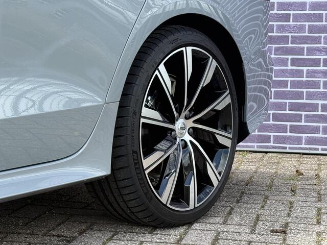 Volvo V60 2.0 T8 Plug-in hybrid AWD Plus Dark | POLESTAR ENGINEERD! | Exterior Styling Kit | Panorama Schuifdak | Harman/Kardon | Sportstoelen | Google | Stuur + Stoelverwarming |