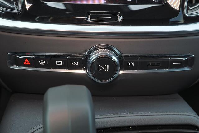 Volvo V60 T6 Recharge AWD Plus Dark - IntelliSafe Assist & Surround - 360º Camera - Harman/Kardon audio - Adaptieve LED koplampen - Verwarmde voorstoelen, stuur & achterbank - Parkeersensoren voor & achter - Elektr. bedienb. voorstoelen met geheugen - Extra getint