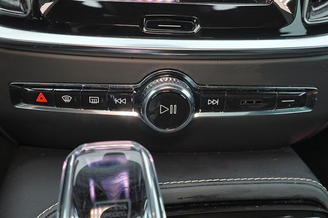 Volvo V60 T6 Recharge AWD Plus Dark - Panorama/schuifdak - IntelliSafe Assist & Surround - 360º Camera - Harman/Kardon audio - Verwarmde voorstoelen, stuur & achterbank - Parkeersensoren voor & achter - Elektr. bedienb. voorstoelen met geheugen - Elektr. inklapbare