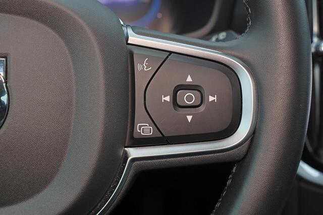 Volvo V60 T6 Recharge AWD Essential Bright - IntelliSafe Assist & Surround - Parkeercamera achter - Verwarmde voorstoelen, stuur & achterbank - Parkeersensoren voor & achter - High Performance audio - Elektr. inklapbare trekhaak - 18' LMV