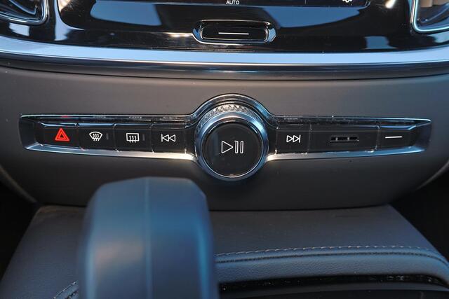 Volvo V60 T6 Recharge AWD Plus Dark - IntelliSafe Assist & Surround - 360º Camera - Harman/Kardon audio - Adaptieve LED koplampen - Verwarmde voorstoelen, stuur & achterbank - Parkeersensoren voor & achter - Elektr. bedienb. voorstoelen met geheugen - Extra getint 