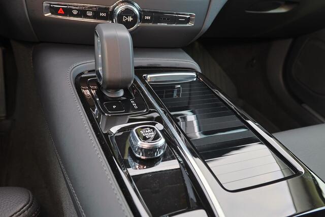 Volvo V60 T6 Recharge AWD Plus Dark - IntelliSafe Assist & Surround - 360º Camera - Harman/Kardon audio - Adaptieve LED koplampen - Verwarmde voorstoelen, stuur & achterbank - Parkeersensoren voor & achter - Elektr. bedienb. voorstoelen met geheugen - Extra getint 